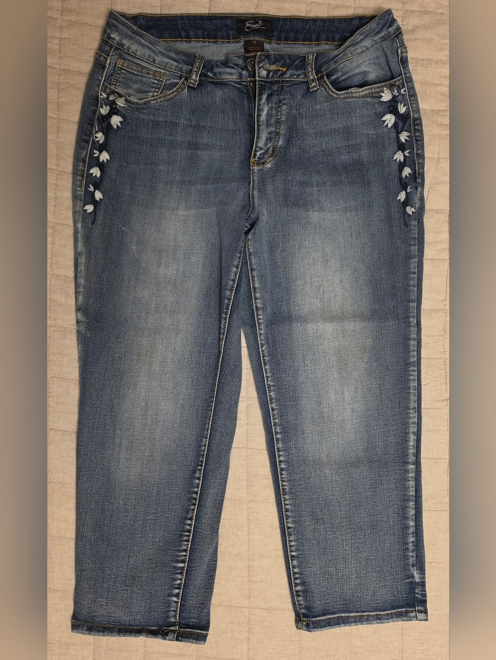 Earl Jeans Cropped Jeans with White Floral Embroidery Size 14